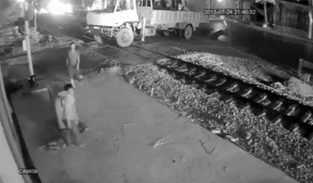 Clip tau Thong Nhat tong oto chet may giua duong ray hinh anh