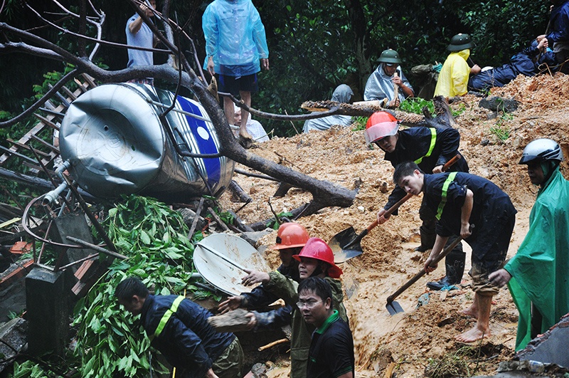 Nui lo vui lap 9 nguoi o Quang Ninh trong dem hinh anh