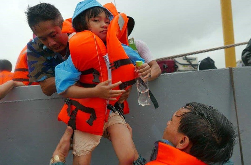 Sang mai, 1.500 khach mac ket o Co To duoc dua vao bo hinh anh