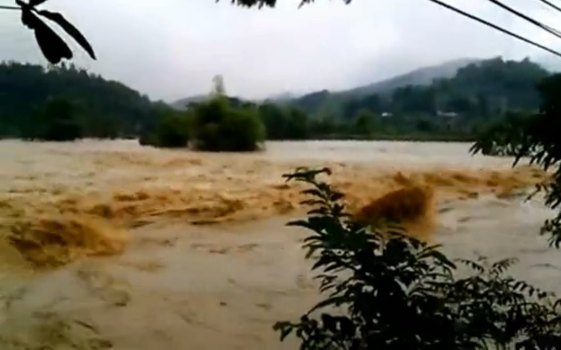 Can canh nuoc lu tran ve tren song Thuong, Lang Son hinh anh