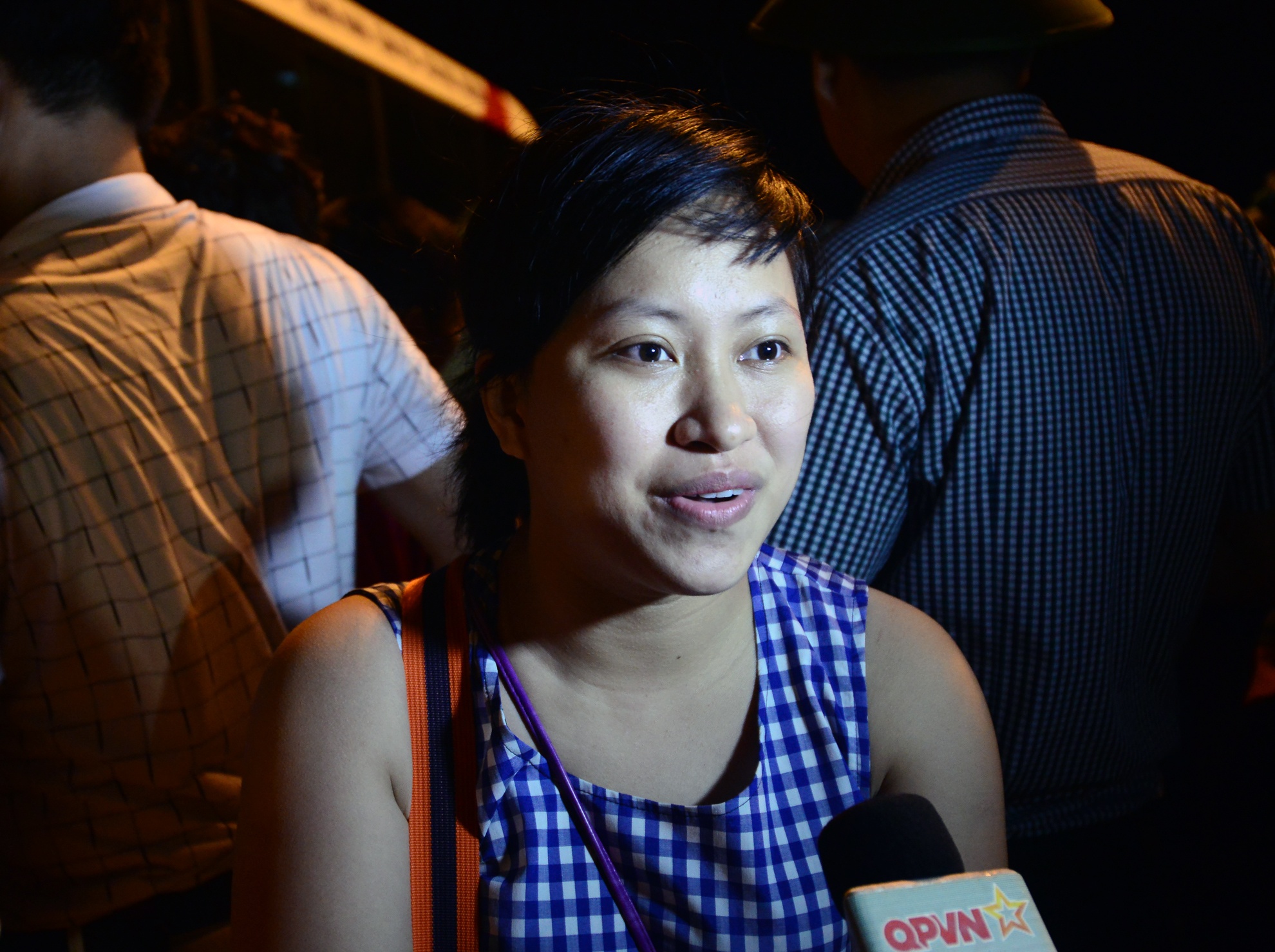 Chị Đỗ Thanh Huyền ở TP Hạ Long cùng gia đình ra đây chơi và phải trải qua 5 ngày trú ẩn ở đảo. Chị cho biết, cảm giác lúc này rất hạnh phúc và may mắn nhưng cũng lo lắng vì vẫn có người thân chưa được về.