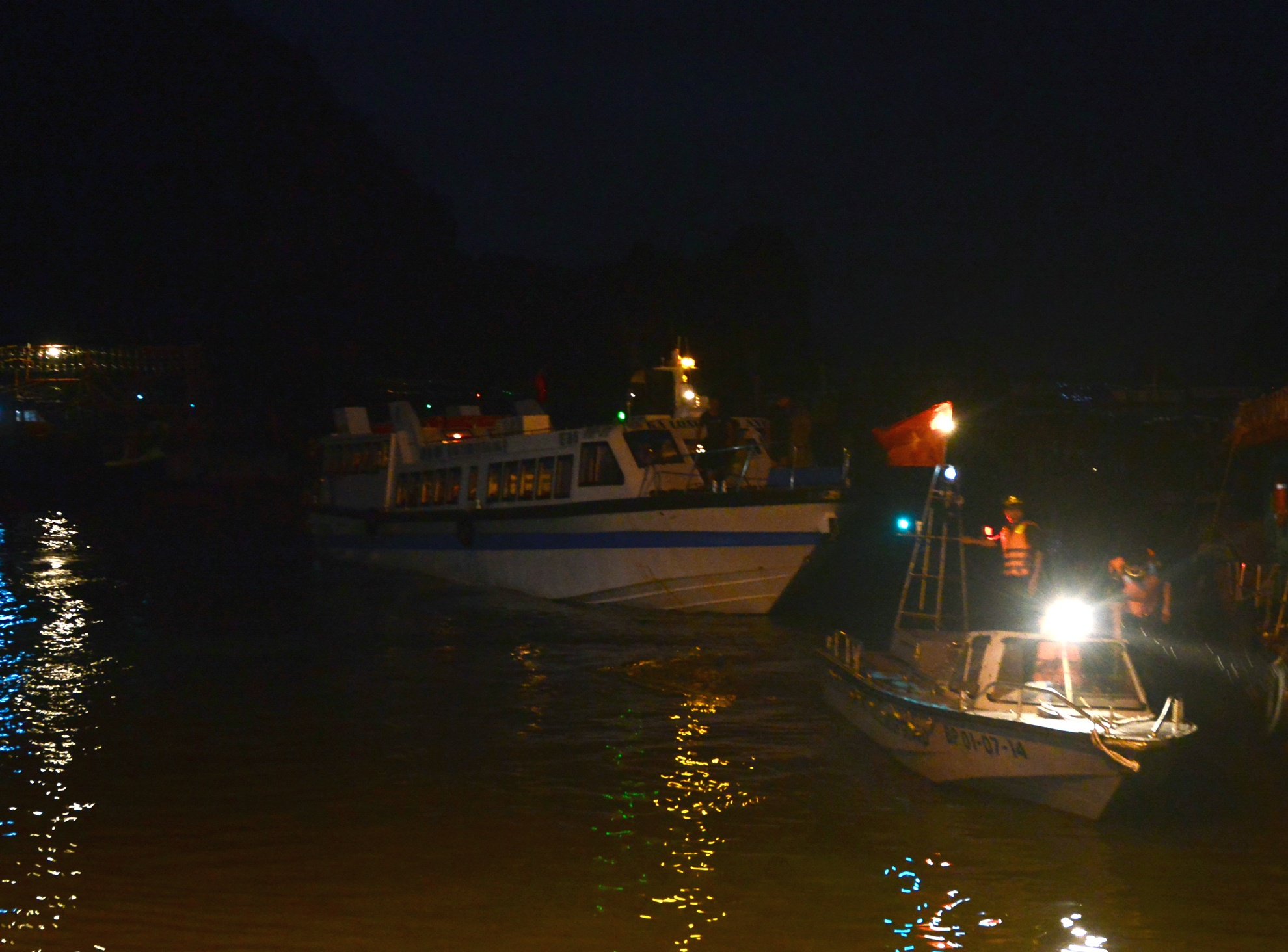 Đúng 19h tàu cao tốc đã cập cảng Cái  Rồng đưa 250 hành khách đầu tiên vào vờ. Chuyến tàu này ưu tiên người già, phụ nữ và trẻ em .