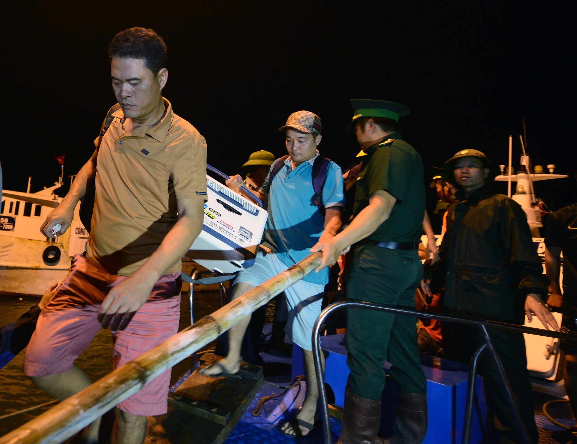 Tàu hải quân từ Cô Tô sau đó xuống khách tại cửa Đối và được cano của Biên Phòng dẫn vào cảng.