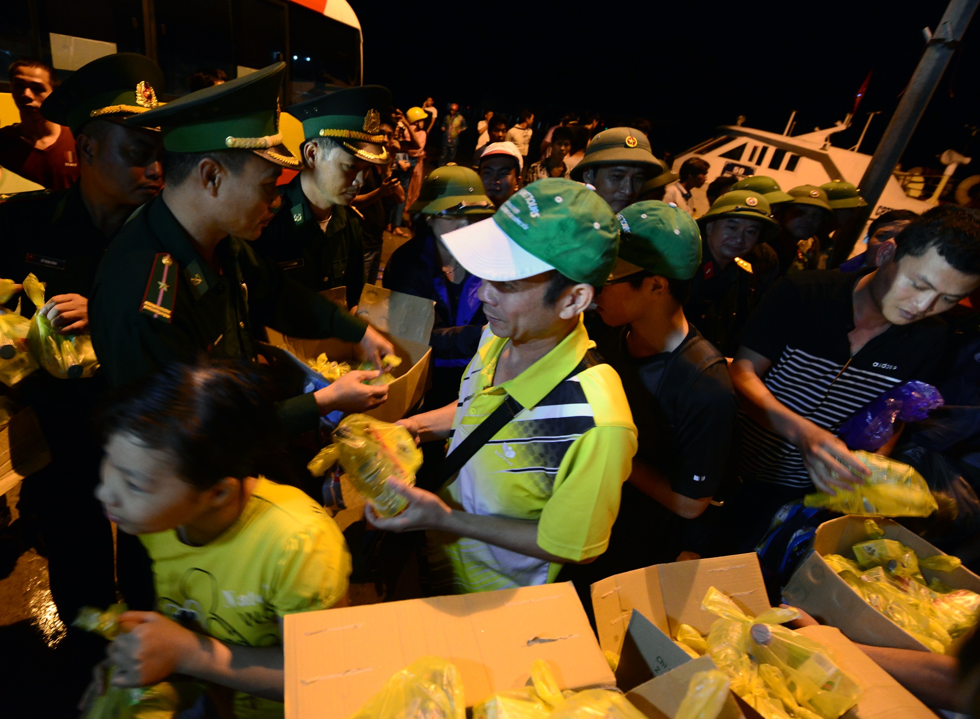 Sau quá trình lênh đênh trên biển mọi người được phát bữa ăn tối miễn phí. 
