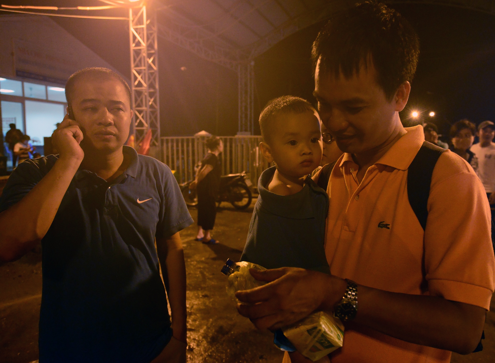 Gọi điện về cho người thân thông báo đã về đất liền an toàn. 