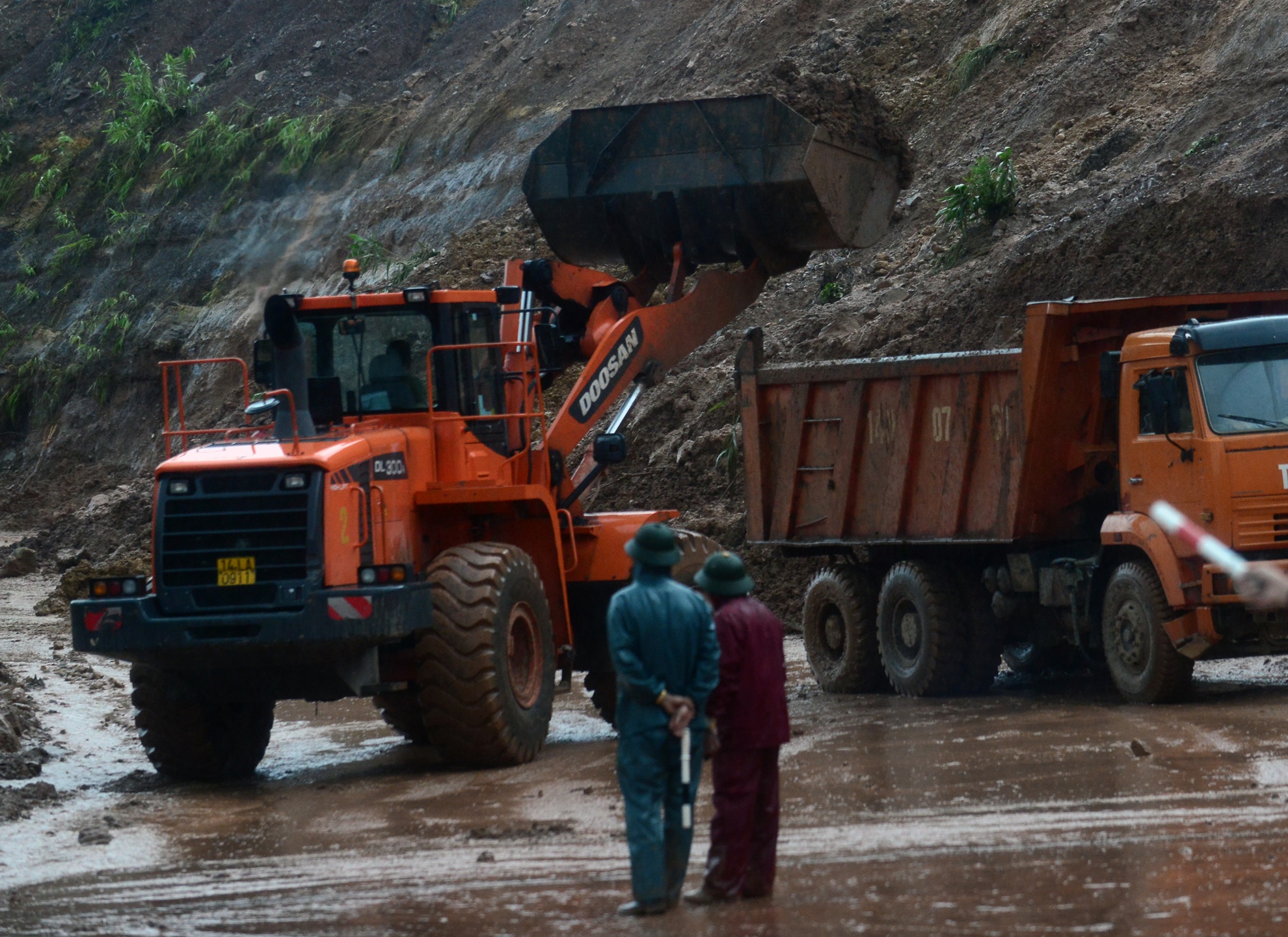 Đoạn đường từ cảng Cái Rồng ra quốc lộ 18A bị sạt lở tại cầu Vân Đồn 2 tới Vân Đồn 3  nên lực lượng chức năng đang phải khắc phục nhanh để các đoàn xe có thể chở mọi người về.