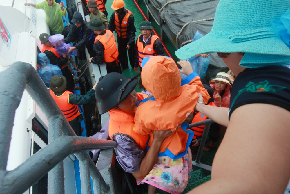 Hon 1.000 du khach xep so cho len tau roi Co To hinh anh