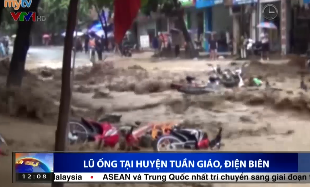 VTV: Canh lu ong cuon troi xe may o Dien Bien hinh anh