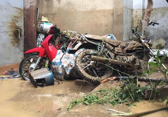 Vo dap Huoi Cu, hang tram nguoi thoat chet trong gang tac hinh anh