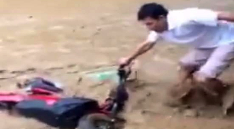 Lieu minh chay ra giua dong lu ong keo xe may hinh anh