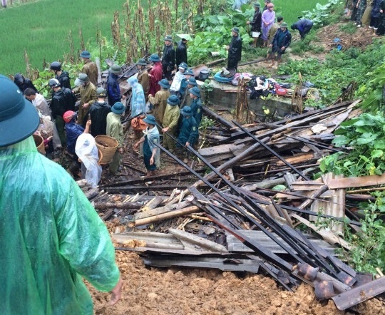 Nua qua doi sat lo, vui lap 10 nguoi trong mot gia dinh hinh anh