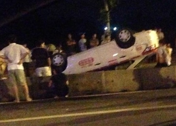 Tai xe keu cuu trong chiec taxi lat ngua giua dem hinh anh