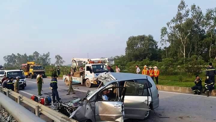 Xe Innova bị bát bét phần đầu. Ảnh: Hồng Kiên.