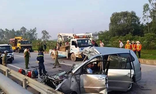 Tai nan kinh hoang tren cao toc, 3 nguoi nuoc ngoai tu vong hinh anh