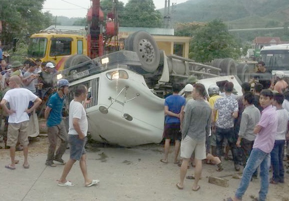 Tai xe keu cuu trong xe container lat ngua hy huu hinh anh