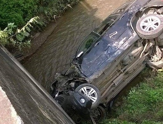 Xe cho pho truong phong CSGT lao xuong suoi hinh anh