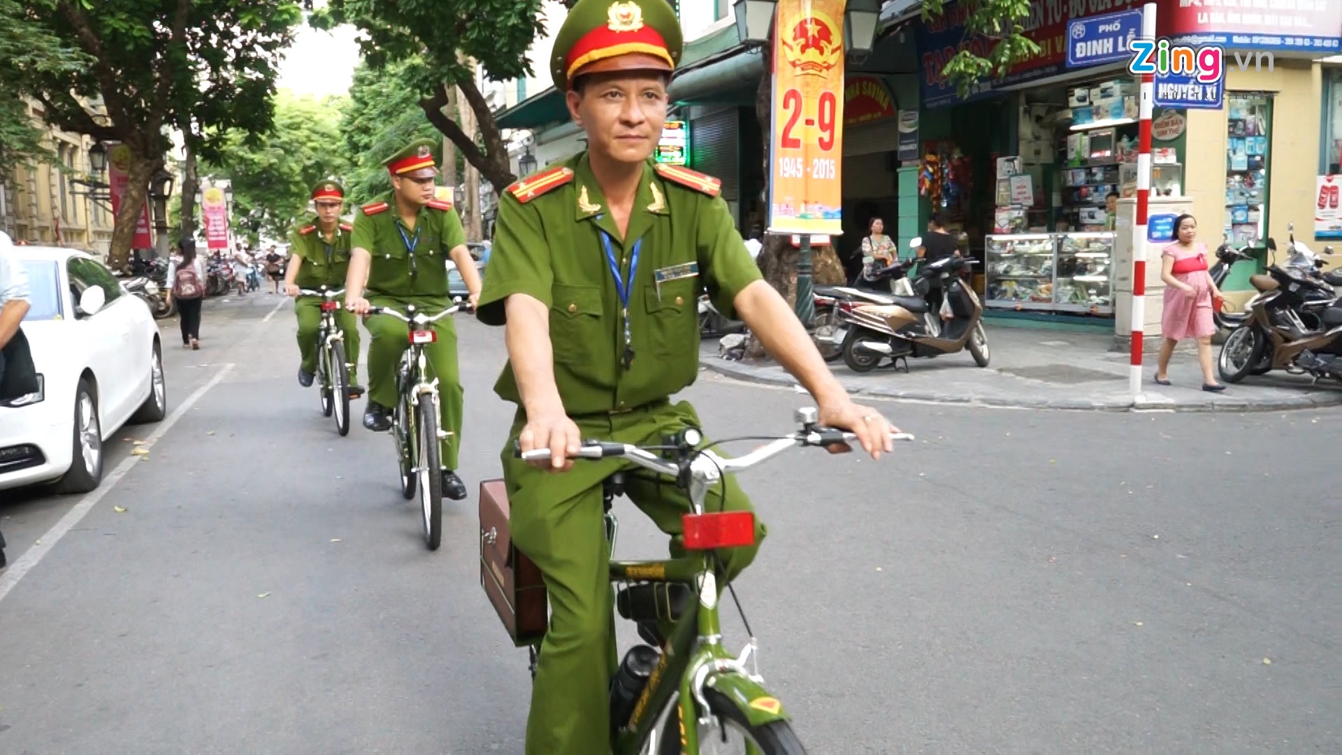 Doi canh sat tuan tra thong dong dap xe tren pho hinh anh