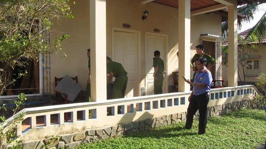 Tu vong trong nha ve sinh nghi do tu pha thai hinh anh