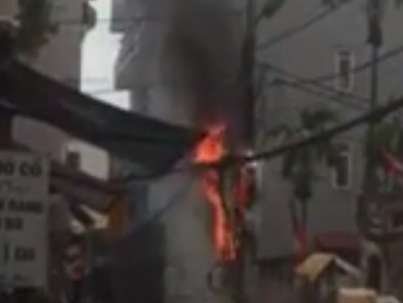 Cot dien boc chay, no nhu phao hoa hinh anh