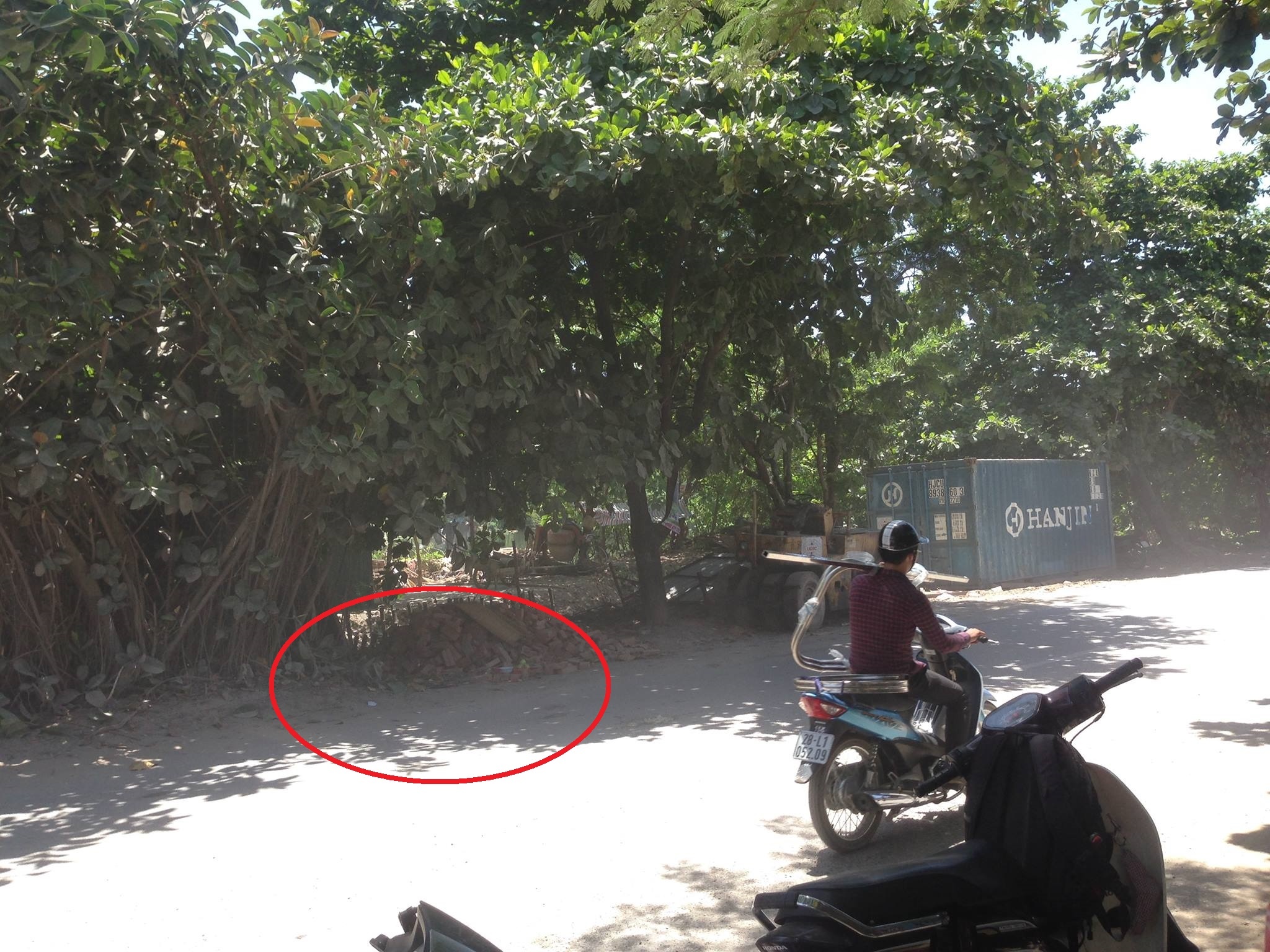 Dan phong xe 2 km chan oto tong chet nguoi roi bo chay hinh anh