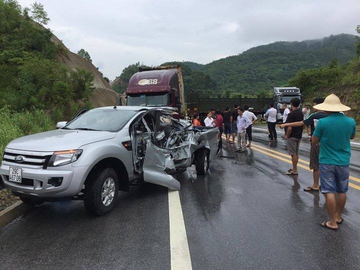 Container huc nat xe ban tai tren cao toc Noi Bai - Lao Cai hinh anh
