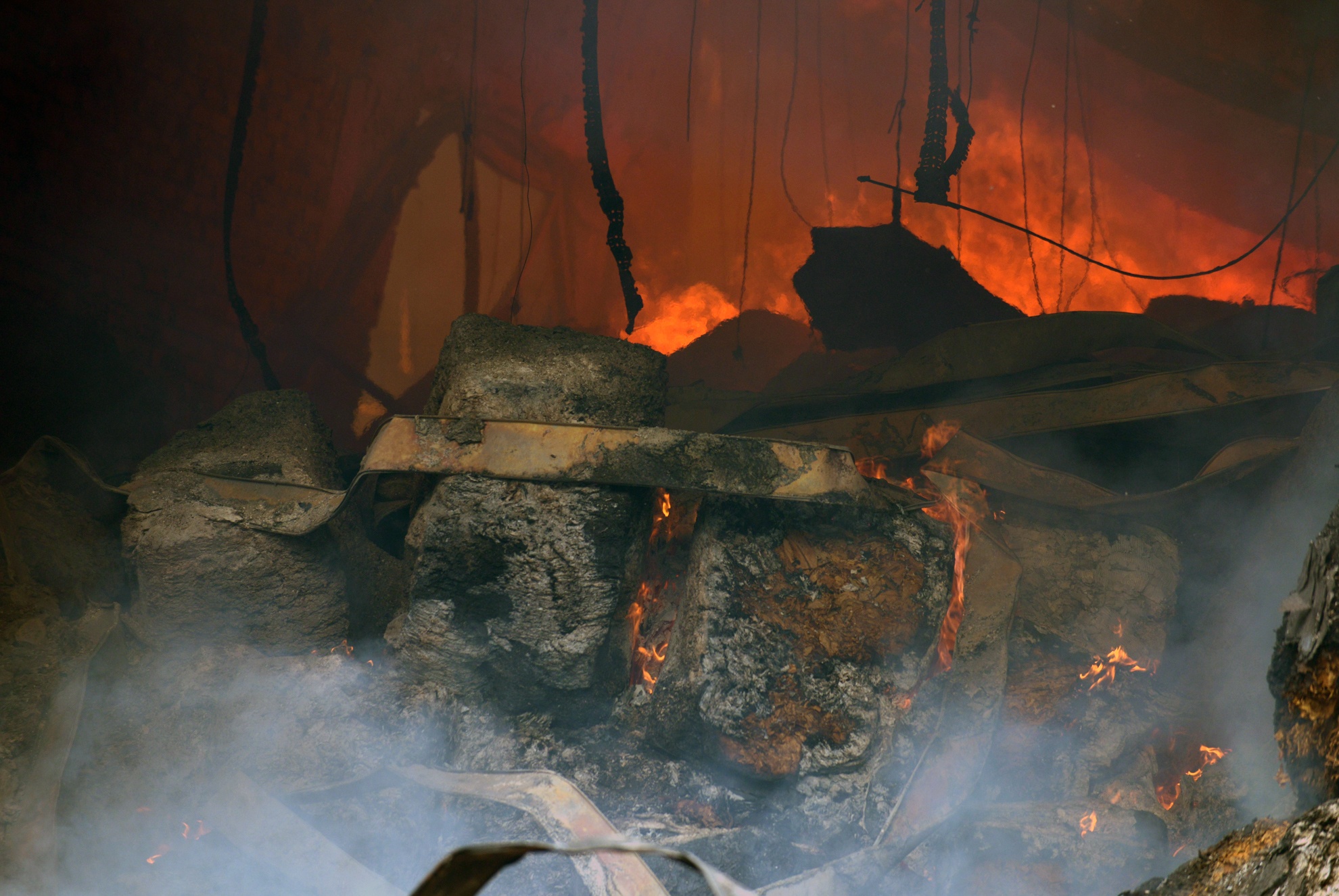 Kho thuoc la 6.000 m2 chay gan nua ngay hinh anh