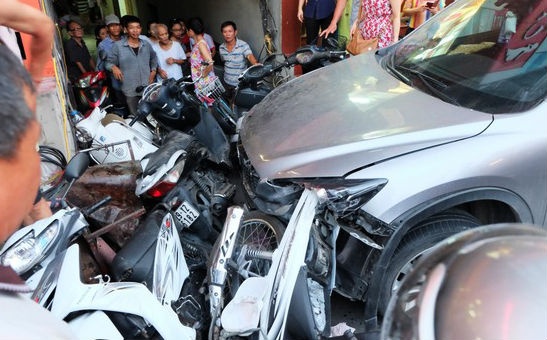 Nu tai xe lai oto huc ca chuc xe may, nhieu nguoi nhap vien hinh anh