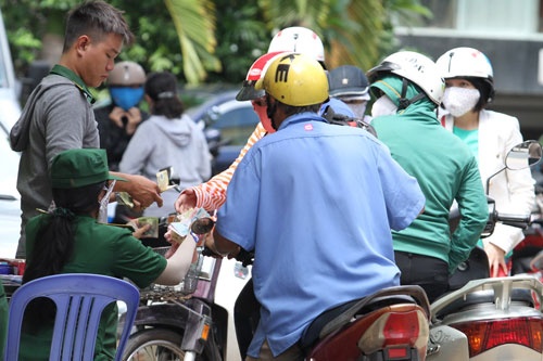 Bat tuan 'lenh' cam thu tien giu xe hinh anh