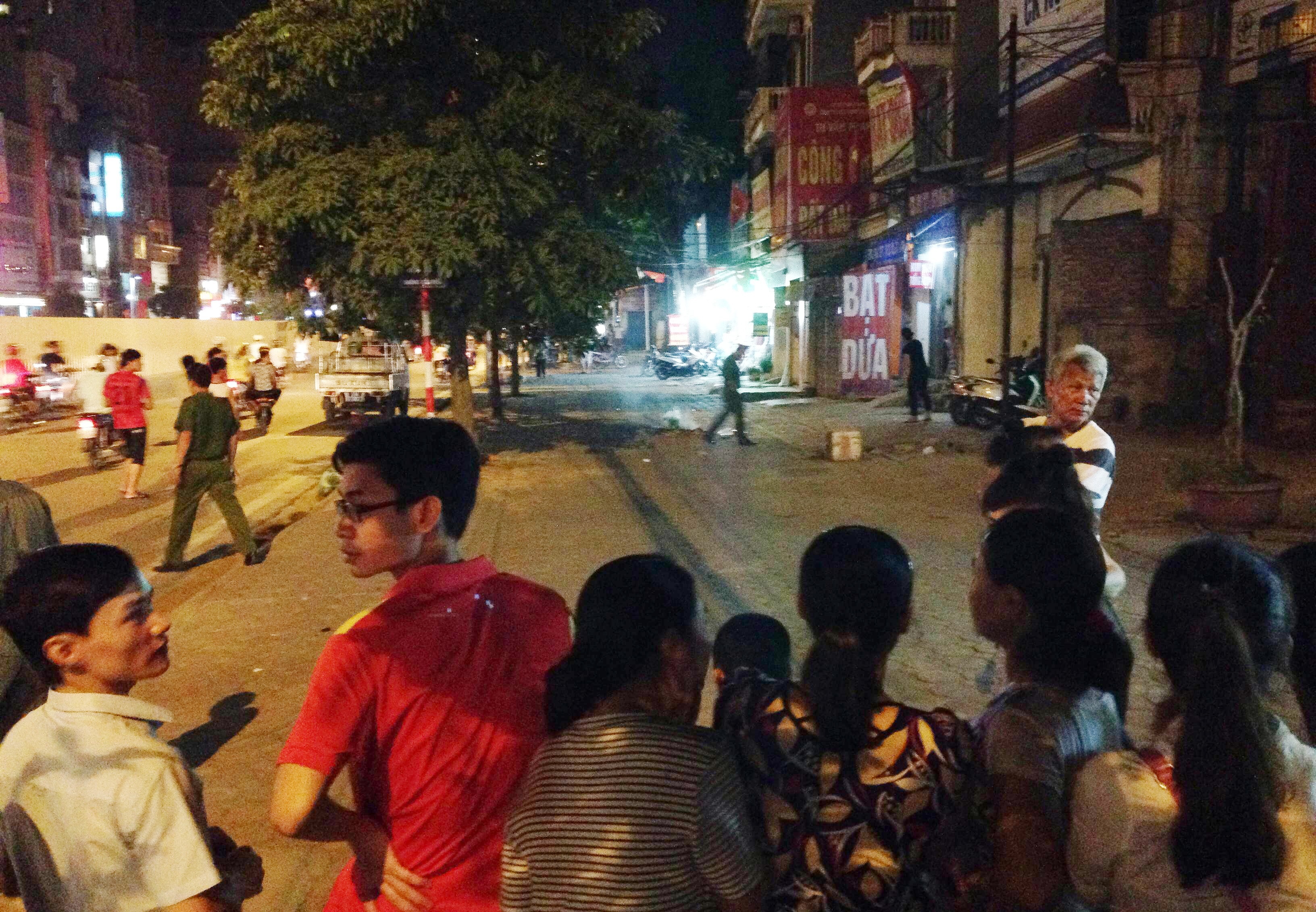 Nam thanh nien roi tu tang 4 xuong dat tu vong hinh anh