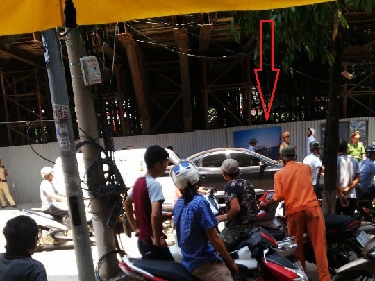 Thanh sat roi trung xe hop o du an duong sat tren cao hinh anh