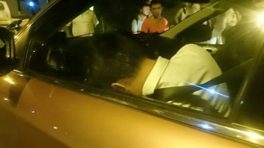 Tai xe oto chay xe giat lui roi bat tinh ben trong hinh anh