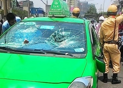 30 phut canh sat truy duoi taxi 'dien' tren pho hinh anh