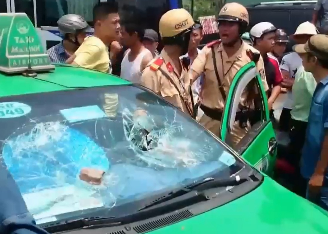 Canh sat truy duoi taxi nhu phim hanh dong tren pho hinh anh