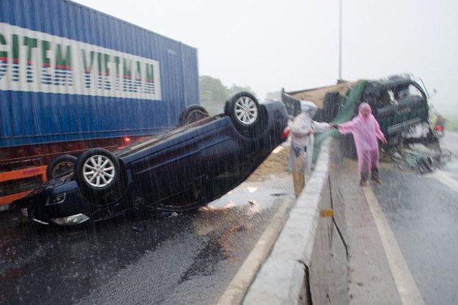 Va cham nhau, xe tai rung banh, Camry phoi bung hinh anh