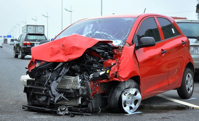 Hai xe hop tong nhau nhu trong phim tren duong cao toc hinh anh