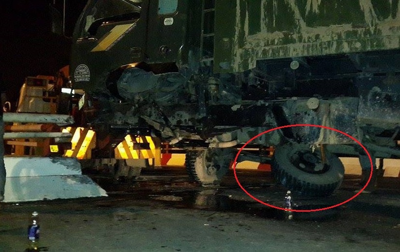 Oto tai gay truc, vang lop sau cu tong manh vao thanh cau hinh anh