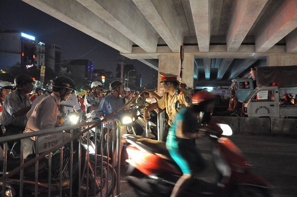 Canh sat de nghi nguoi dan sap xep sinh hoat truoc gio cam hinh anh