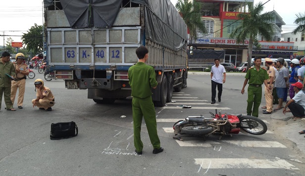 Ba bau di kham thai bi cuon vao gam xe tai tu vong hinh anh