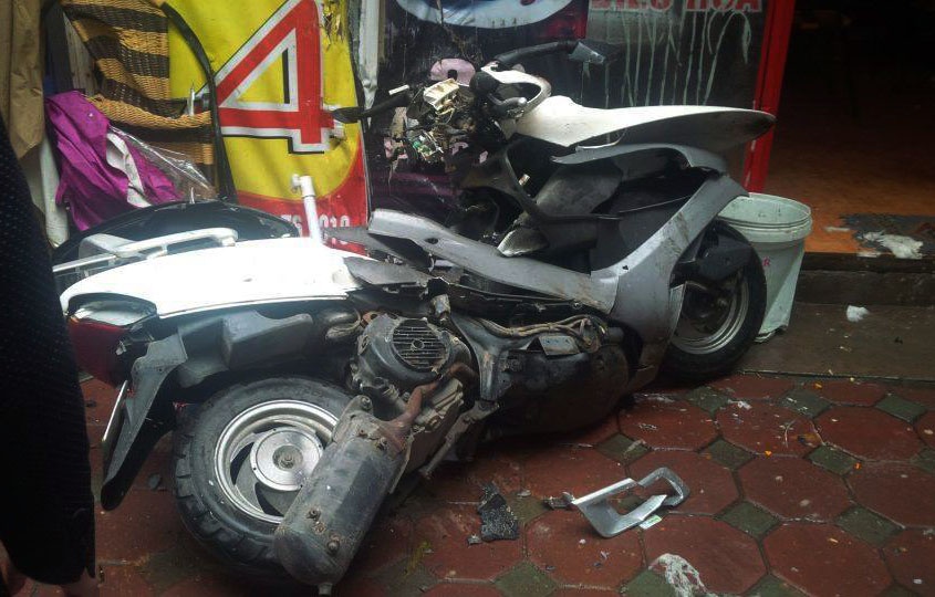 Chiếc Spacy hư hỏng nặng sau cú tông. Ảnh: Tiến Dũng.