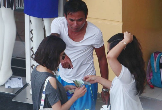 Thanh nien danh giay kieu tran lot noi loi xin loi hinh anh