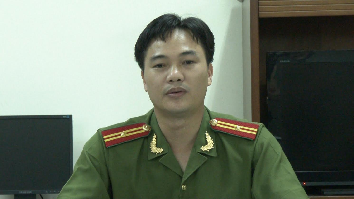 Thiếu tá Công trả lời phỏng vấn Zing.vn về hiện tượng đánh giày chặt chém du khách ở phố cổ Hà Nội. 