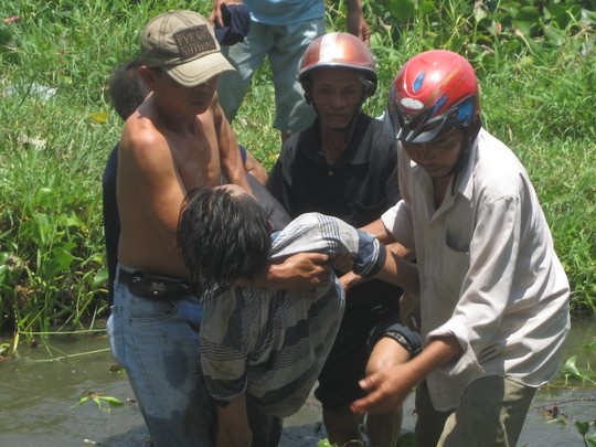 Chay xe may den giua cau roi nhay xuong song tu tu hinh anh