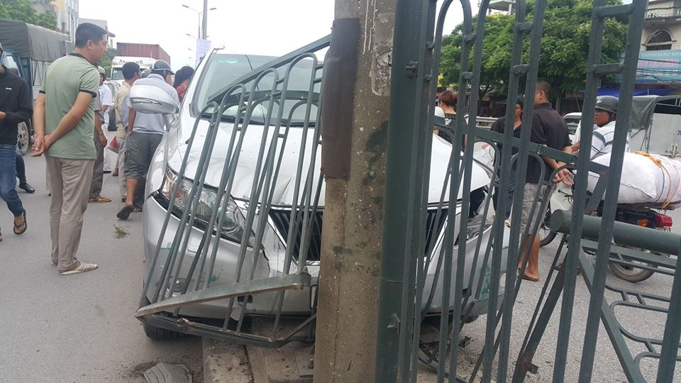 Nu tai xe lai Lexus tong trung cot dien hinh anh