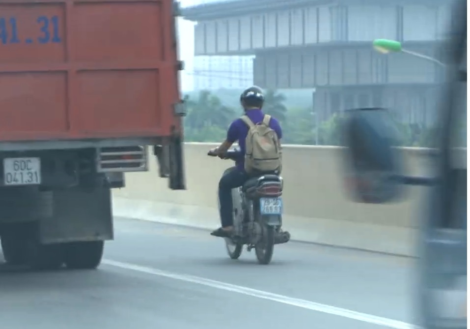 Phat 1,4 trieu voi thanh nien di xe may o duong tren cao hinh anh