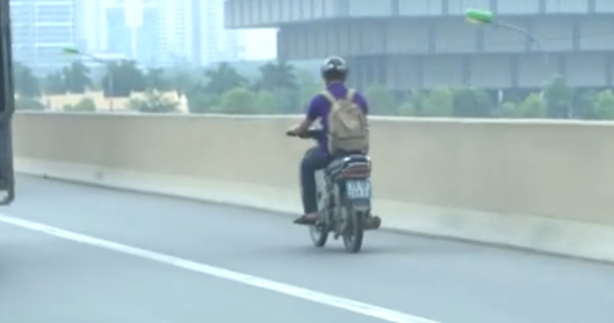 Clip nam thanh nien lai xe may len duong tren cao hinh anh