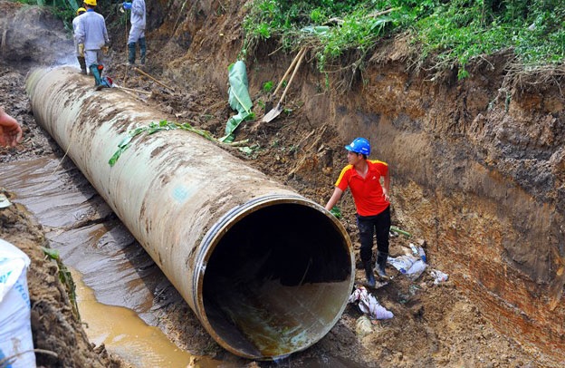 Thi cong ham chui lam vo duong ong nuoc Song Da hinh anh