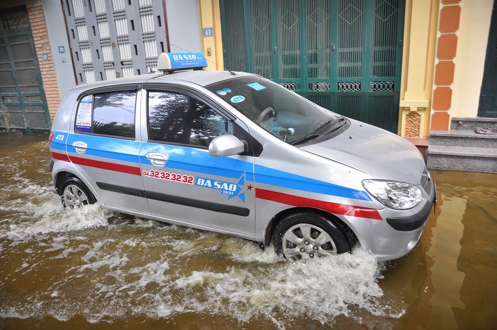 Can canh khu pho ngap ung suot 3 ngay sau mua lon hinh anh