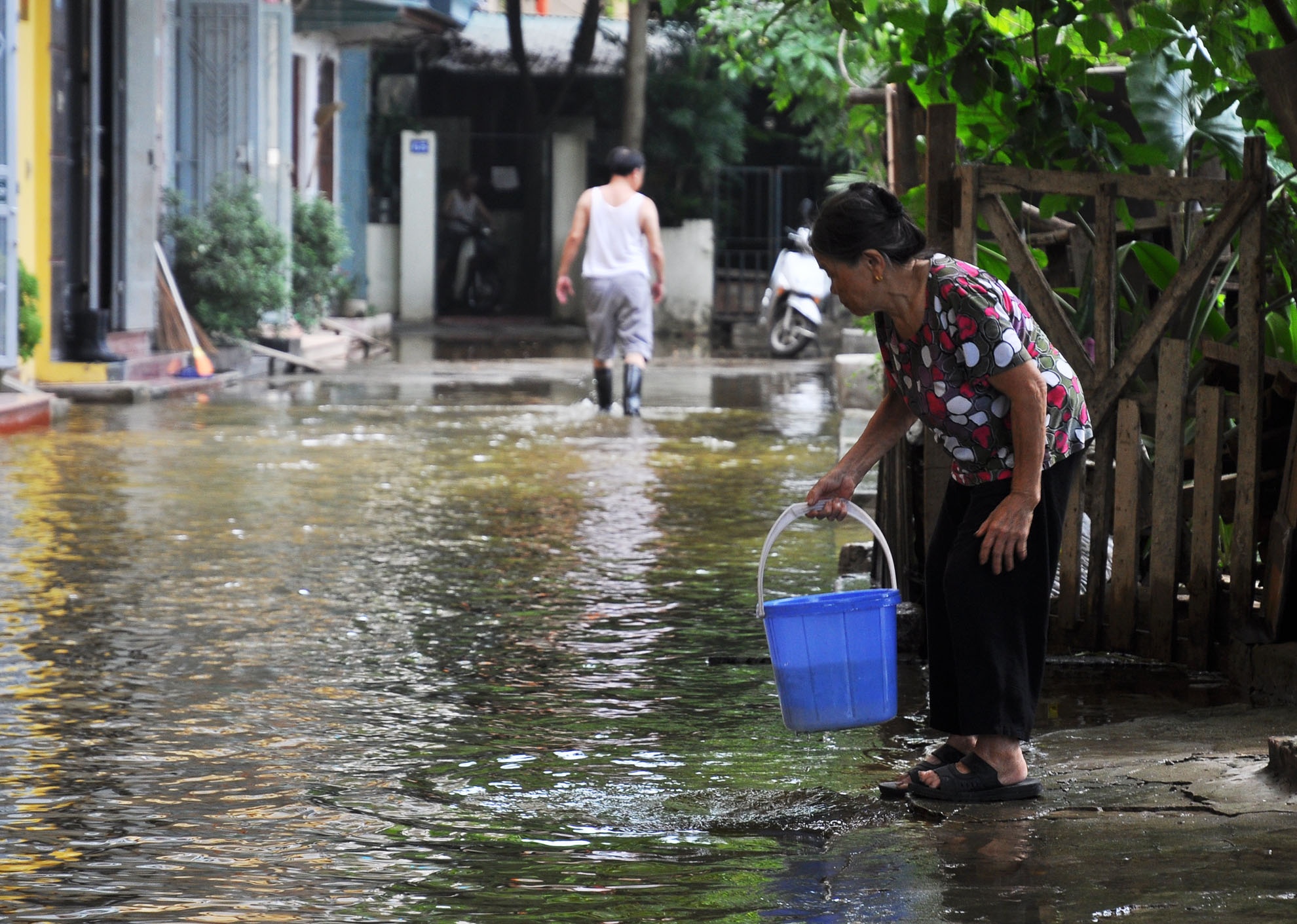 Nuoc bua vay khu pho o thu do 3 ngay sau mua hinh anh