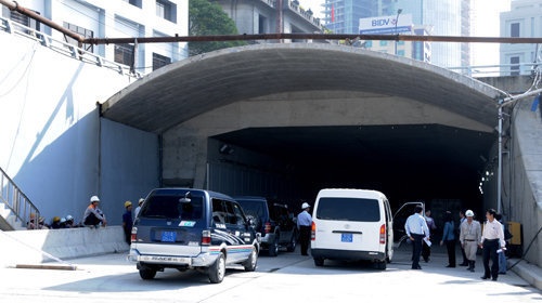 Han che luu thong, giam toc do xe qua ham song Sai Gon hinh anh