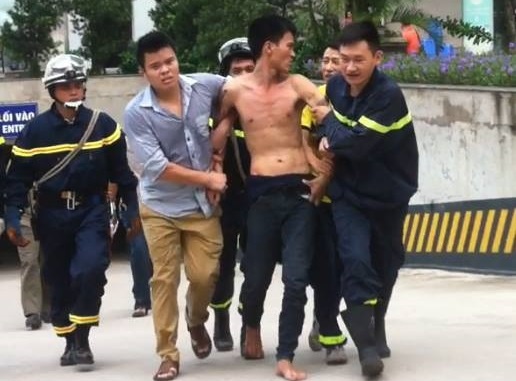 Thanh nien coi tran gay nao loan chung cu giua dem hinh anh